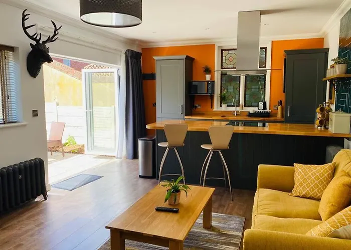 Luxury Apartment-Golden Triangle, Parking & Garden