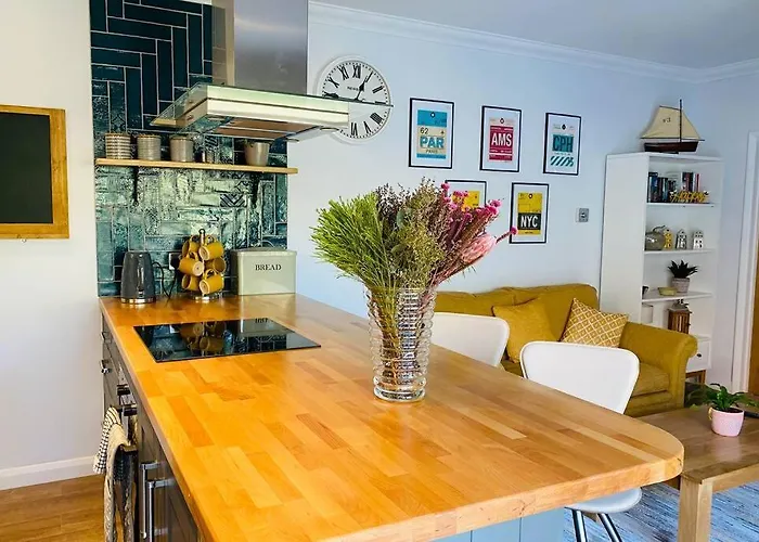 Luxury Apartment-Golden Triangle, Parking & Garden