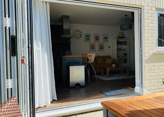 Luxury Apartment-Golden Triangle, Parking & Garden